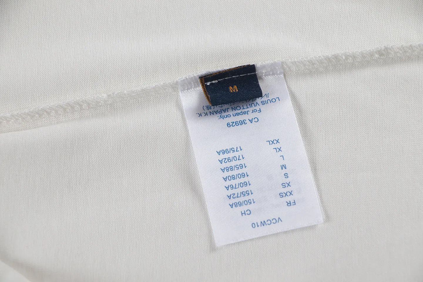 🅿️170 louis vuitto*2026 latest short-sleeved T-shirt patch embroidery Material: high version 300g double yarn combed cotton Size: S M L XL Color: black and white Style number: W2636